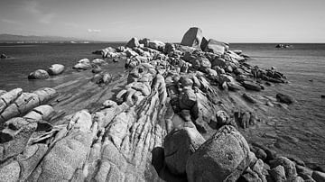 Côte rocheuse sur la mer Méditerranée - en noir et blanc