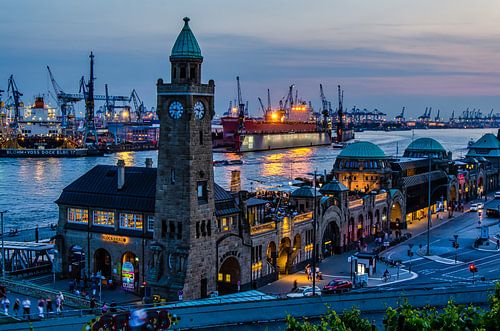 Hambourg St Pauli Landungsbrücken avec les docks des valeurs maritimes et l'Elbe