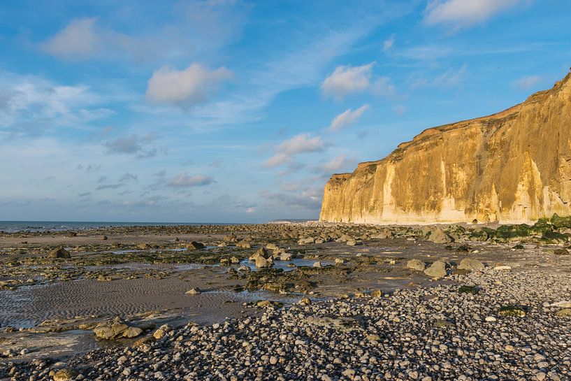 Kliffen van de Normandische Kust in Normandie, Frankrijk, tijdens de eb en zonsondergang van Patrick Verhoef