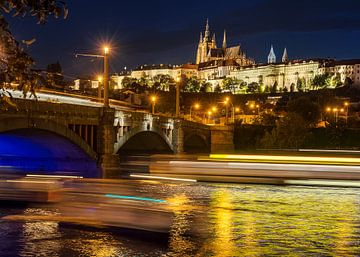 Prager Burg am Abend mit Lichtstreifen auf dem Wasser von Christa Thieme-Krus