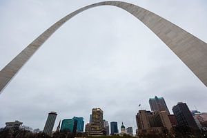 Der Bogen in St. Louis mit Blick auf die Stadt unter dem Bogen