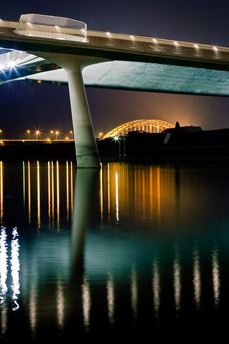 Waalbrug gezien onder de Lentloper in Nijmgen; Waalbridge seen under the Springcatcher in Nijmegen;