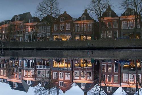 Diepswal in Dokkum in het avondlicht, reflectie