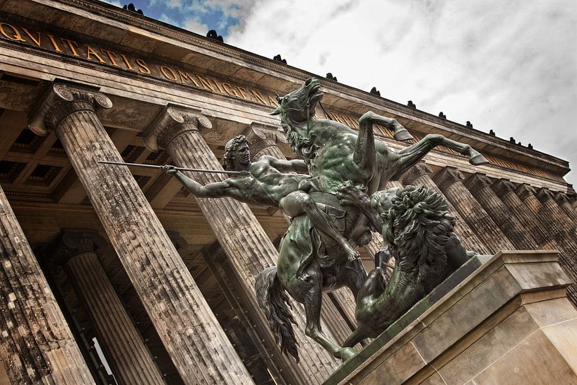 Standbeeld in Berlijn bij het  "Altes Museum" (Kleur) van Giovanni della Primavera