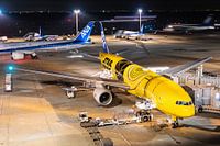 ANA Boeing 777 Star Wars C-3PO op Tokyo Haneda Airport