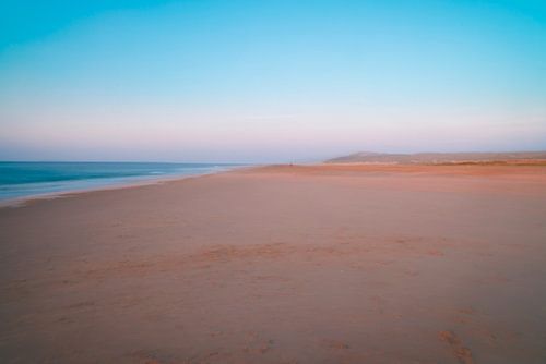 het strand bij blauwe lucht