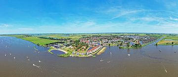 Lucht panorama van het stadje Heeg in Friesland aan het Heegermeer in Nederland van Eye on You