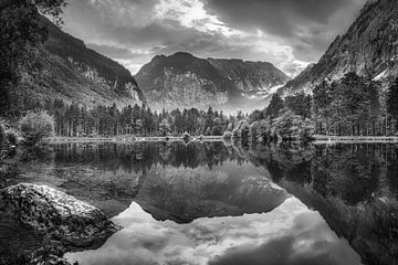 Le lac Bluntausee près de Golling au Tyrol en noir et blanc. sur Manfred Voss, Schwarz-weiss Fotografie
