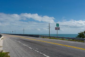 USA, Florida, Seven Mile Bridge zwischen den Florida Keys über den Ozean von adventure-photos