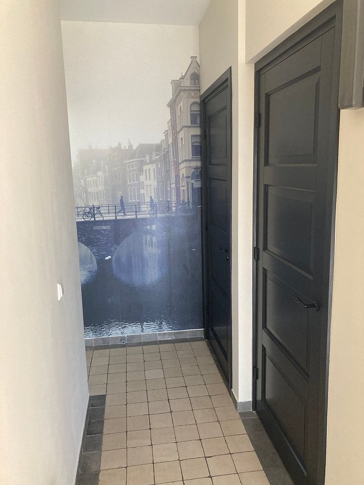 Straatfotografie in Utrecht. De Maartensbrug in Utrecht met voetganger van André Blom Fotografie Utrecht