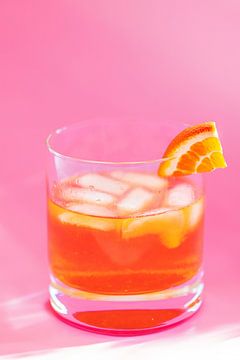 oranje cocktail abstract van marloes voogsgeerd