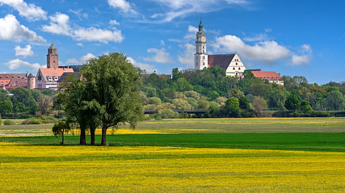 Donauwörth, langs lenteweiden onder een blauwe hemel