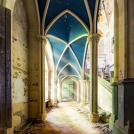 Lost Place - Sprookjesachtige gang - Chateau Noisy van Carina Buchspies