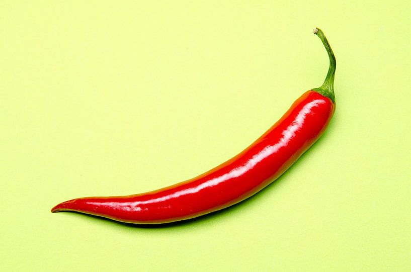 Rote Chilischote auf grünem Hintergrund von Alexander Baumann