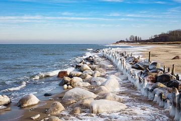 Winter on shore of the Baltic Sea van Rico Ködder
