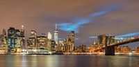 Een panorama van de skyline van Manhattan in New York met de Brooklyn Bridge. De wolkenkrabbers zijn