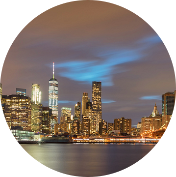 Een panorama van de skyline van Manhattan in New York met de Brooklyn Bridge. De wolkenkrabbers zijn van Bas Meelker