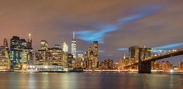 Een panorama van de skyline van Manhattan in New York met de Brooklyn Bridge. De wolkenkrabbers zijn