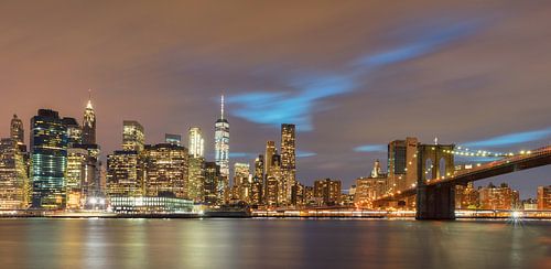 Een panorama van de skyline van Manhattan in New York met de Brooklyn Bridge. De wolkenkrabbers zijn