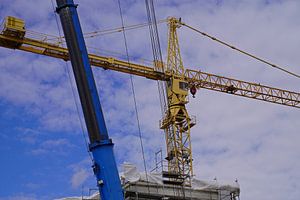 Démontage et montage d'une grue à treillis sur un grand chantier de construction de logements