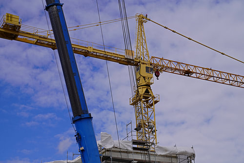 Demontage en montage van een vakwerkarmkraan op een grote woningbouwlocatie