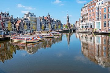 Stadtbild an der Amstel mit dem Munttoren in Amsterdam von Eye on You