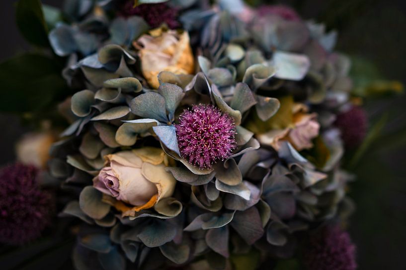 Autumn bouquet of flowers with roses, hydrangea and onion by Jenco van Zalk