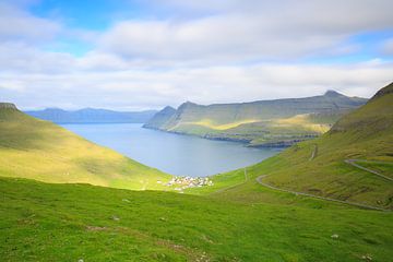 Het dorp Funningur op de Faroër-eilanden van Erik Vergunst