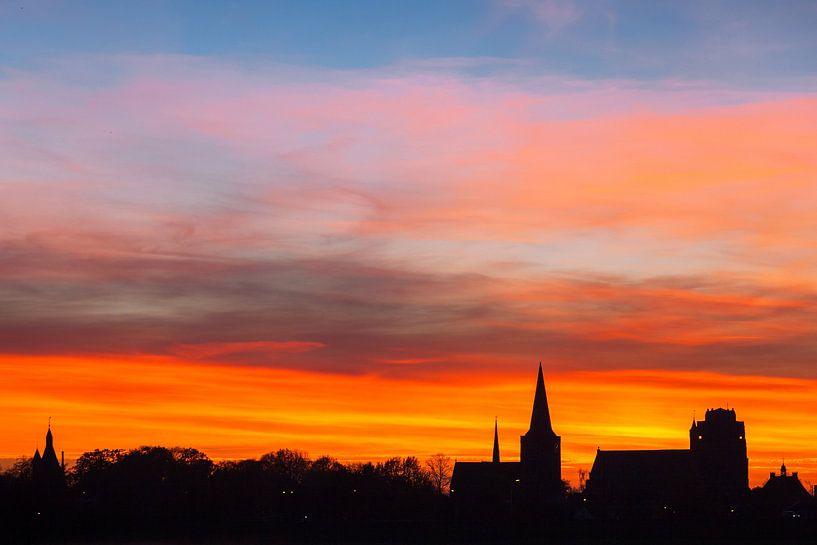 Wijk bij Duurstede Silhouette einer typischen niederländischen Stadt bei Sonnenuntergang von Martijn Schruijer