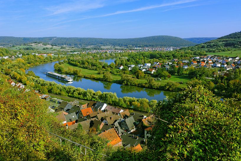 Uitzicht vanaf de Henneburg naar het Maindal van Gisela Scheffbuch