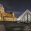 Musée du Louvre at night van Nico Geerlings