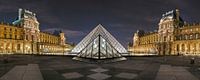 Musée du Louvre at night van Nico Geerlings thumbnail