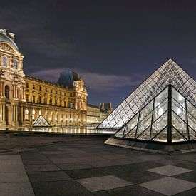 Musée du Louvre at night van Nico Geerlings
