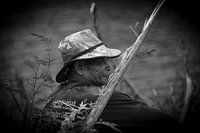 Thailändischer Mann mit Tarnkappe