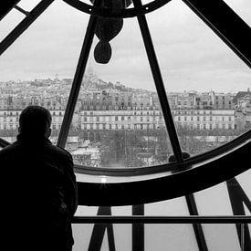 Ansicht von Paris durch alte Bahnhofsuhr. von Emajeur Fotografie