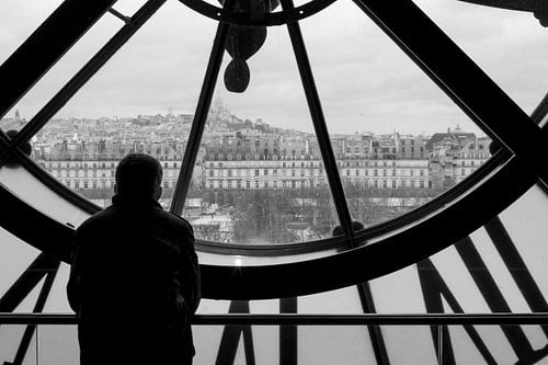 Blik op Parijs door oude stationsklok.