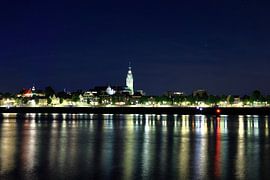 Nijmeegse Skyline en de Waal in het Donker van Najib Hussein