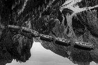 Holzboote am See in den Alpen in schwarzweiss. von Manfred Voss, Schwarz-weiss Fotografie Miniaturansicht