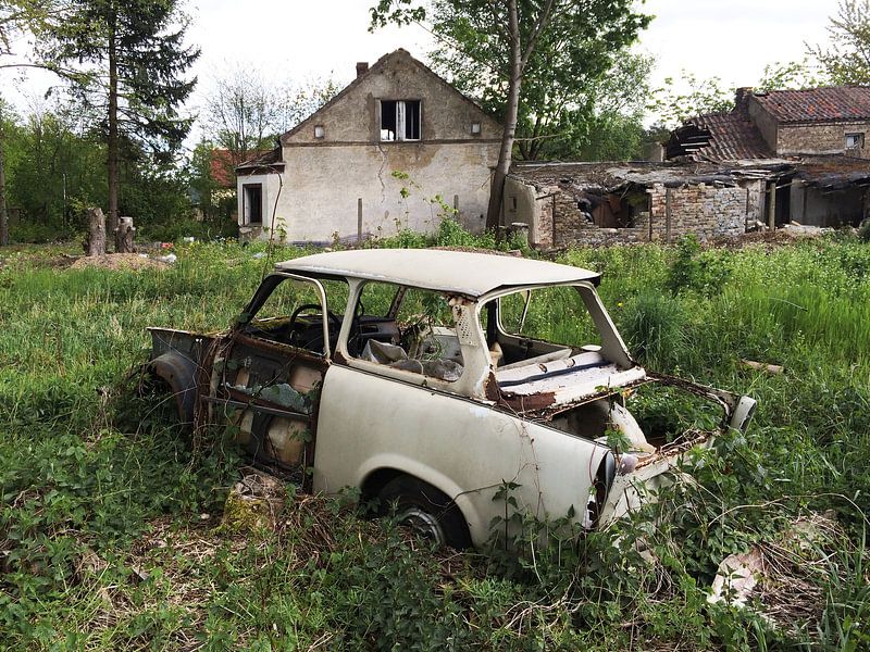 Alter Trabbi vor Ruine von Frank Herrmann