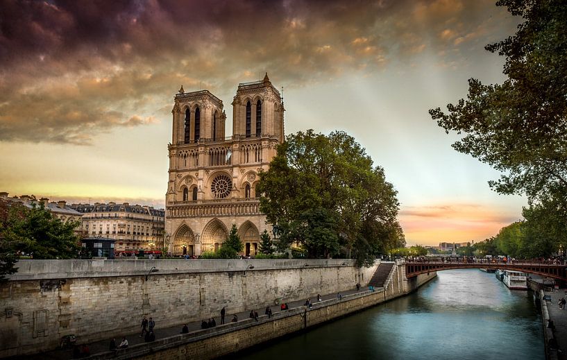 Notre Dame Sunset van Ion Chih