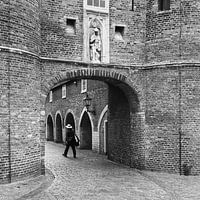 Vrouw met witte hoed bij de Oostpoort in Delft