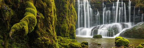 Bij de romantische waterval