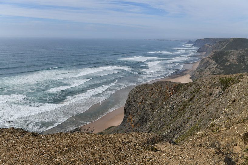 strand met bergen van Bert Bouwmeester