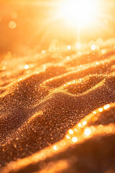 Strand mit glitzerndem Sandlicht von Poster Art Shop