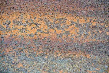 Afbladderende verf op roestig metaal van Heiko Kueverling