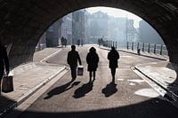 Silhouetten onder een brug aan de Graslei in Gent, België