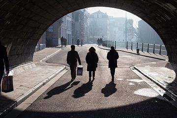 Silhouetten onder een brug aan de Graslei in Gent, België van Jochem Oomen