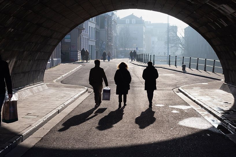 Silhouetten onder een brug aan de Graslei in Gent, België van Jochem Oomen