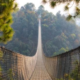 Hangbrug in Nepal. van Ron van der Stappen