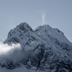 Sommet hivernal majestueux : paroi rocheuse de haute montagne sur Pitkovskiy Photography|ART